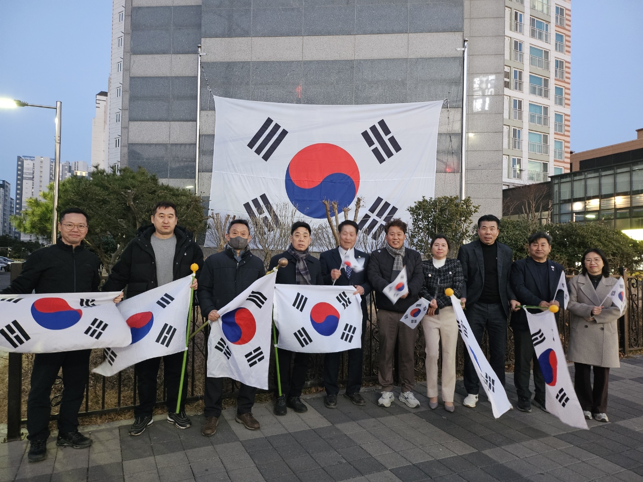 옥암동, 3.1절 맞아 한국아델리움 2차 아파트에 대형태극기 게양