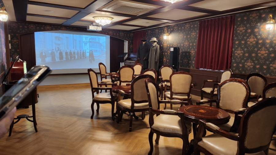 시대여행이 가능한 내부였다.