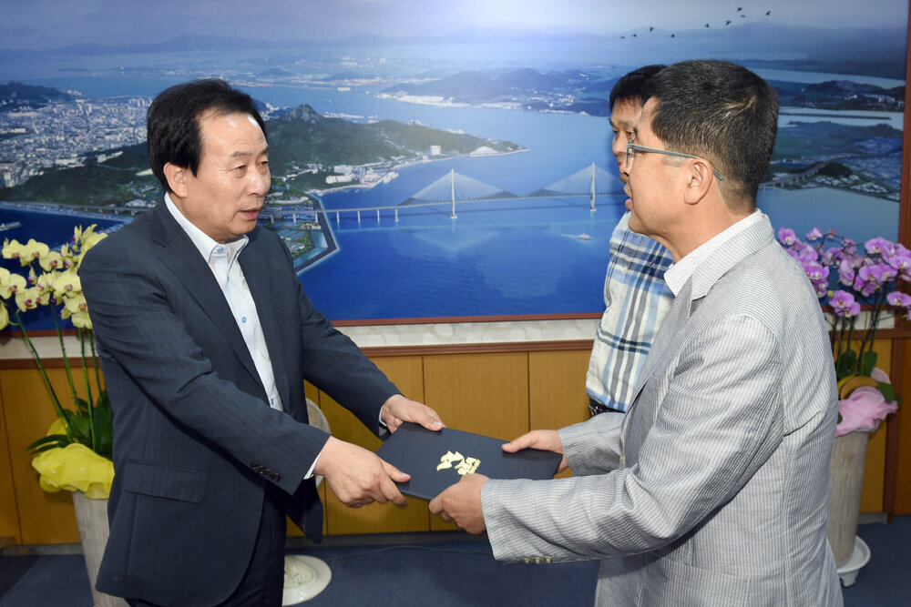 2017,8,1일자사무관전출입임용장전달02(2017,7,31,시장실).jpg