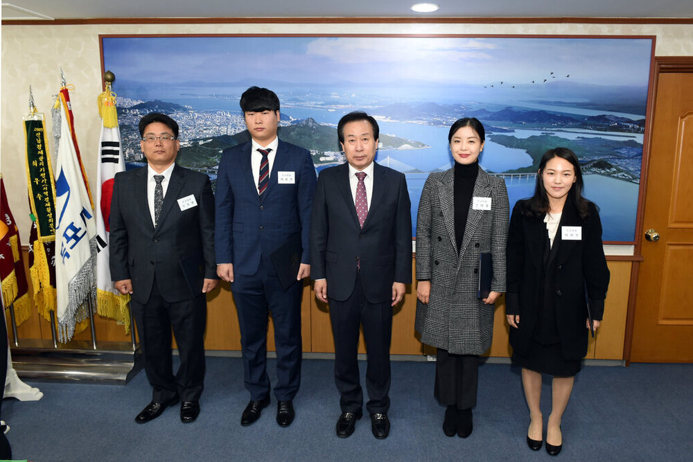 2017,11,17일자신규인용공무원임용장교부06(2017,11,17,시장실).jpg