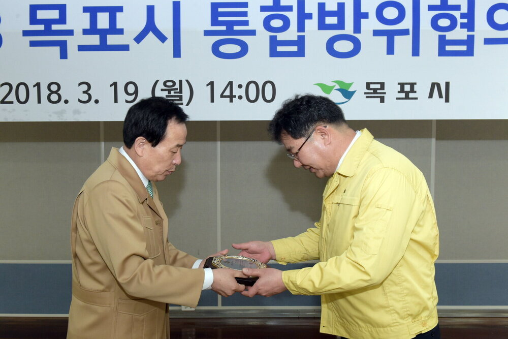 박홍률 목포시장 김관석 CJ헬로호남방송대표에게 신규 위촉장 전달.