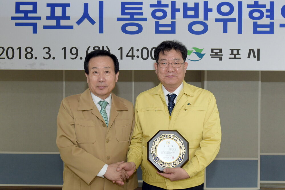 박홍률 목포시장 김관석 CJ헬로호남방송대표에게 신규 위촉장 전달.
