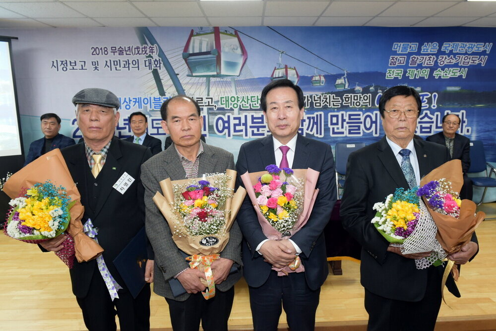 박홍률 목포시장 수상자와 기념촬영.