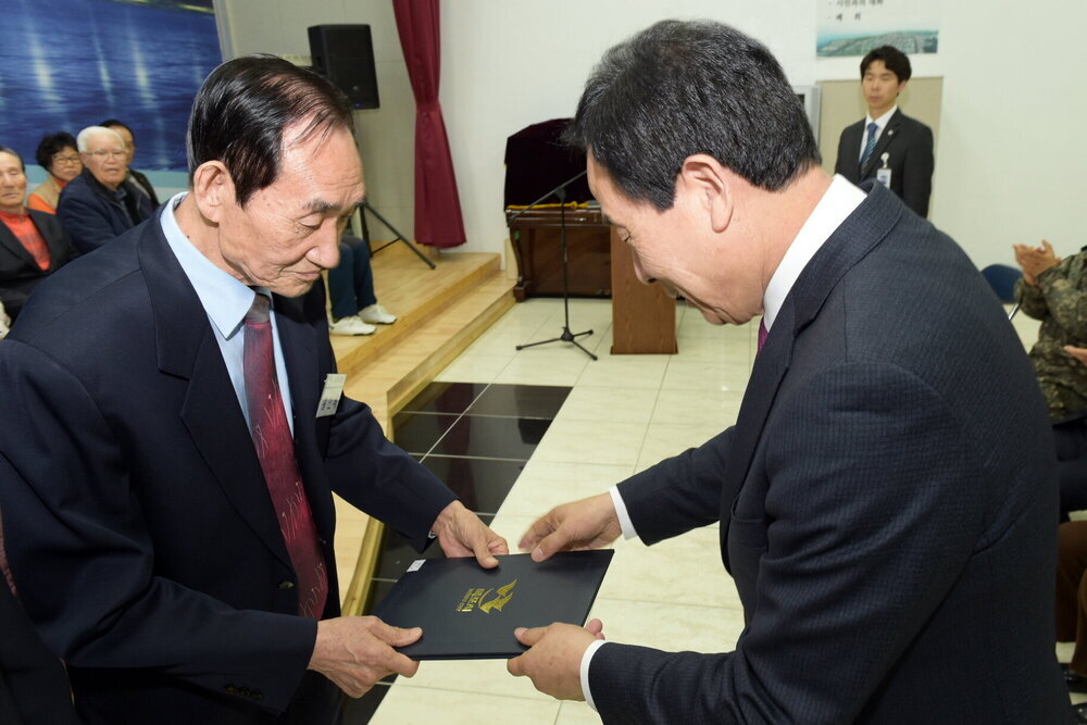 박홍률 목포시장 노인복지 유공자 시상.