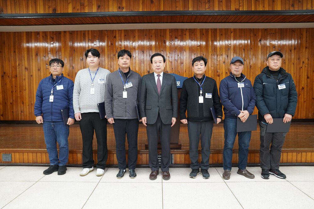 3월 정례조회에서 정면을 바라보며 정자세로 찍은 수상자 단체사진
